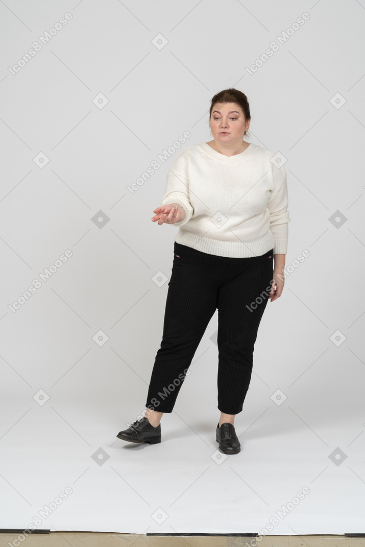 一个穿着休闲服摆姿势的大码女人的前视图