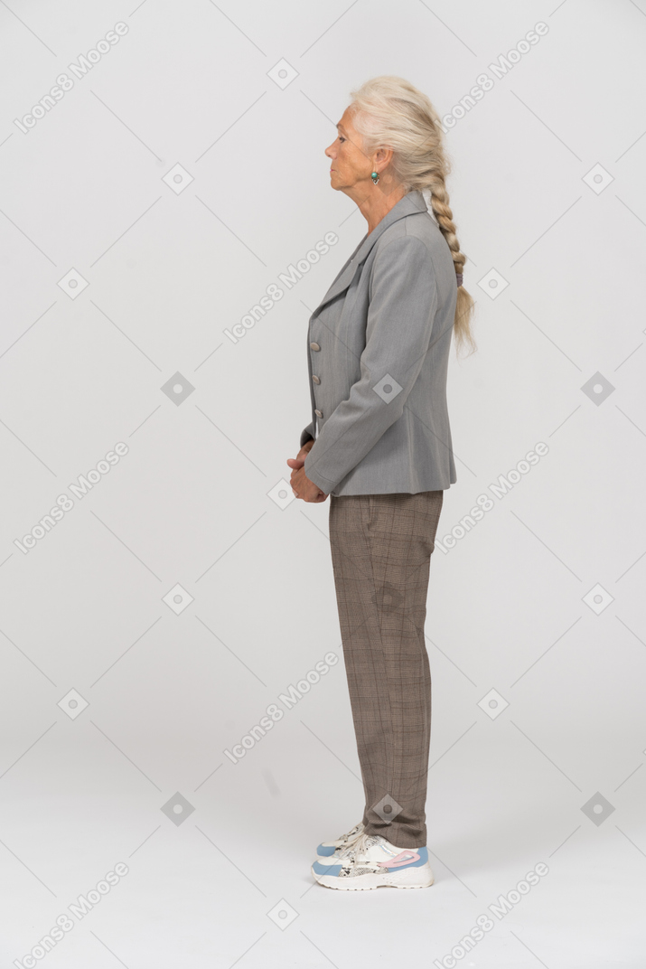 Vista lateral de una hermosa anciana en traje