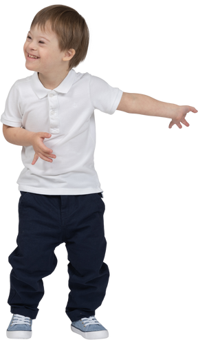 Vista frontal de um menino acenando com as mãos e sorrindo amplamente