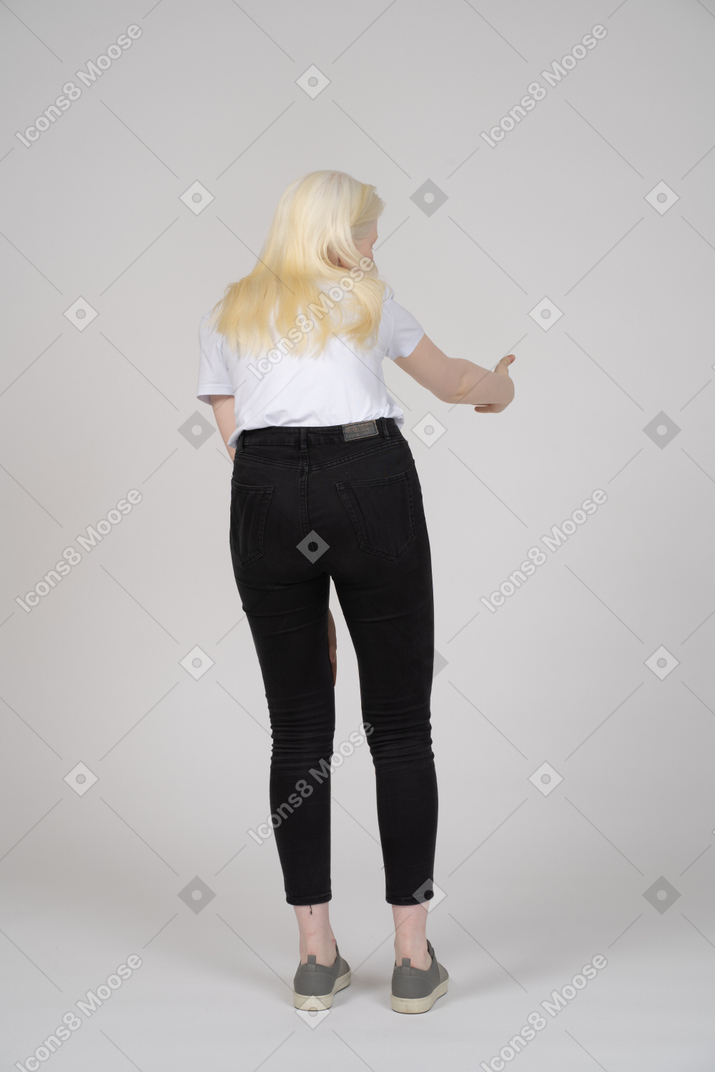 Vista traseira de uma mulher inclinada para a frente e gesticulando