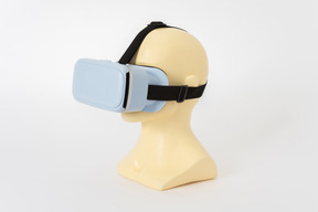 模特头上的虚拟现实眼镜