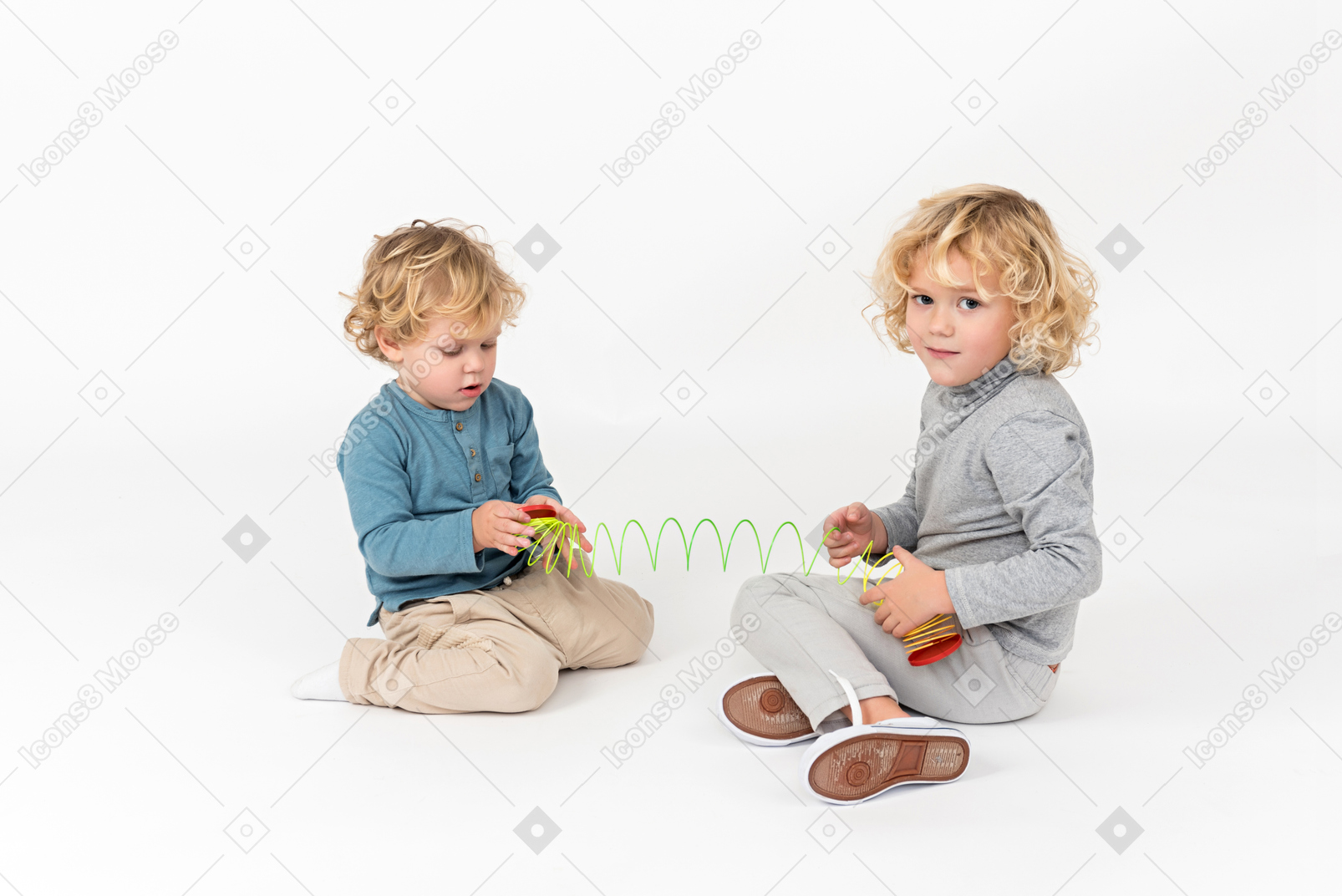 Brüder spielen zusammen mit spielzeug