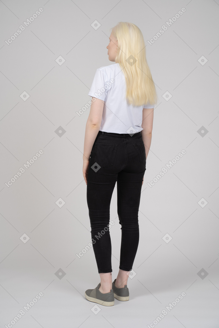 Vista posteriore di tre quarti di una giovane donna in abiti casual