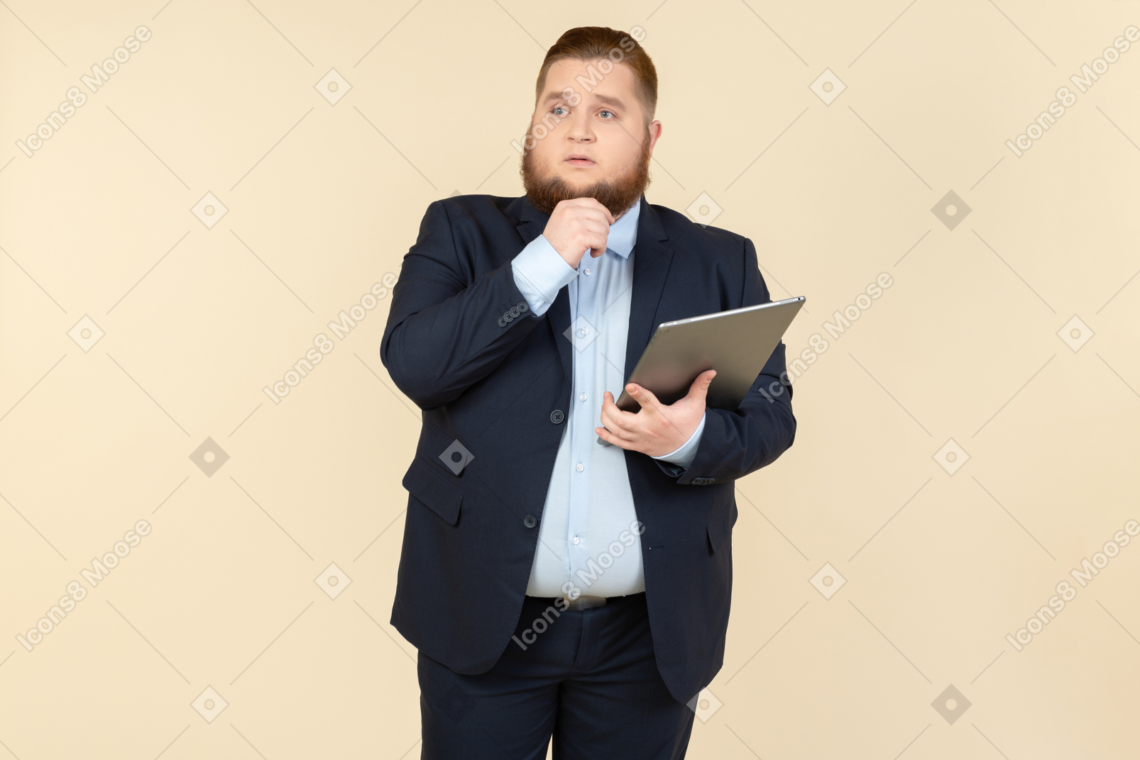Задумчивый молодой человек с избыточным весом держит цифровой планшет