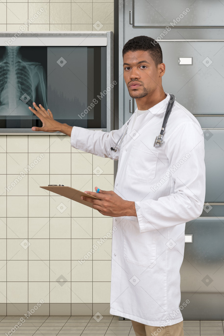 Um médico interpretando radiografia de tórax