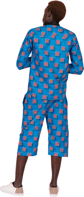 Hombre negro en pijama azul de pie