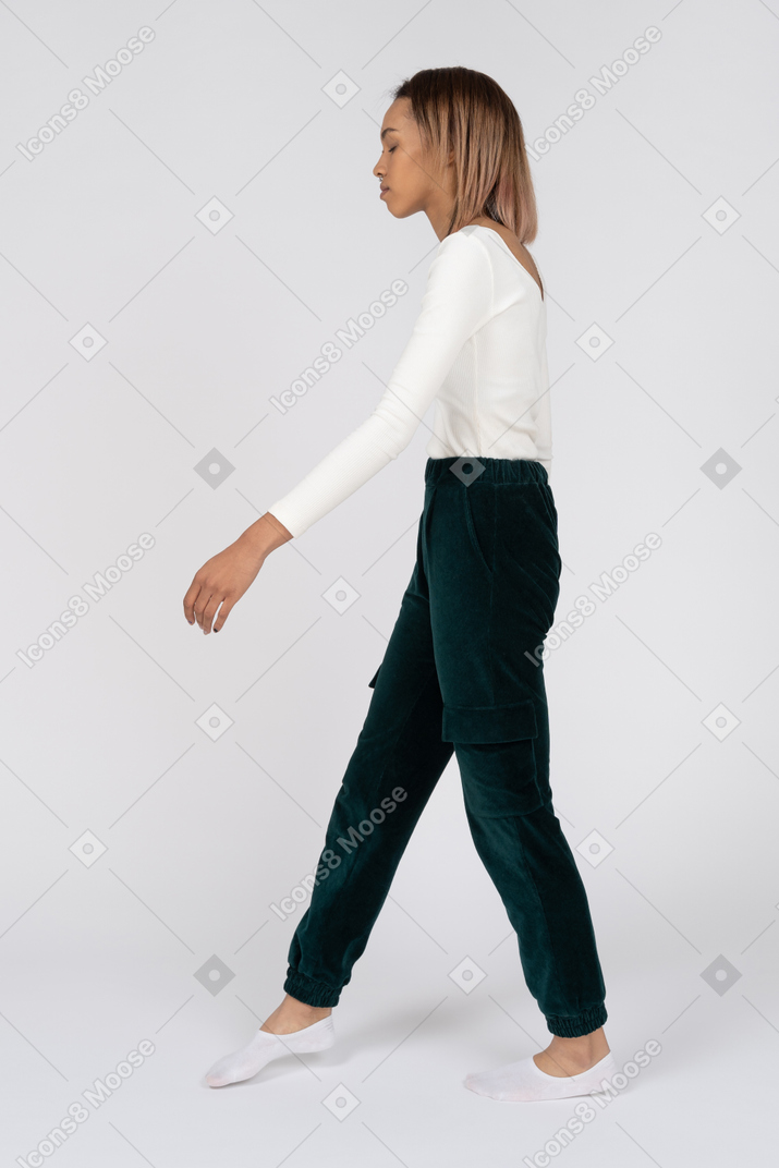 캐주얼 옷을 입고 걷는 여자