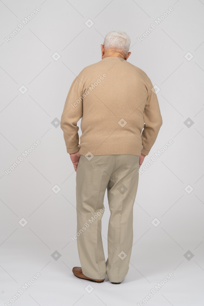 Rückansicht eines alten mannes in freizeitkleidung, der still steht