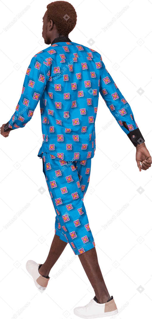 Homme noir en pyjama bleu marchant