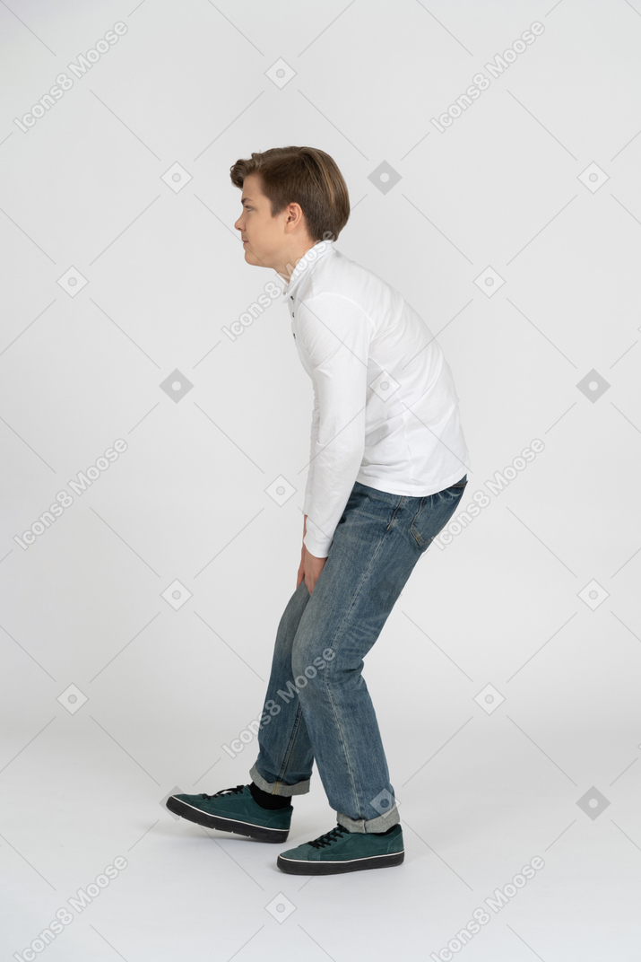年轻人在休闲服装站