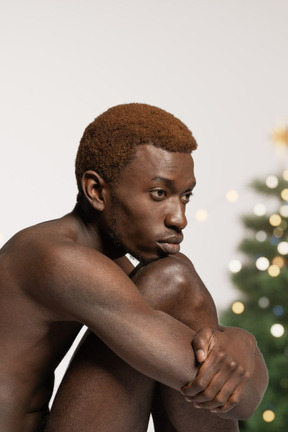 Homem afro em auto-isolamento esperando o natal