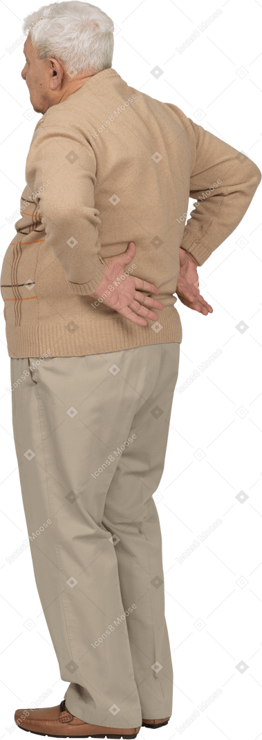 一位身穿休闲服、双手放在背上摆姿势的老人的侧视图