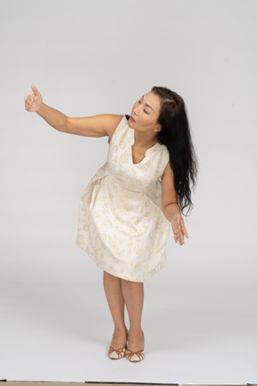 Mujer en un vestido blanco de pie