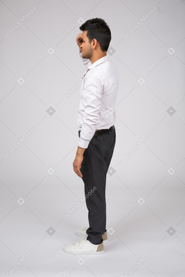 Hombre con camisa blanca de pie