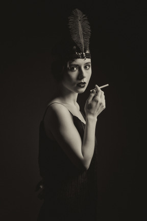 Frau im retro-stil mit einer zigarette