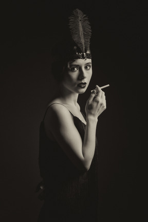 Femme de style rétro avec une cigarette