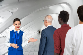 Mujer dando la bienvenida a los pasajeros