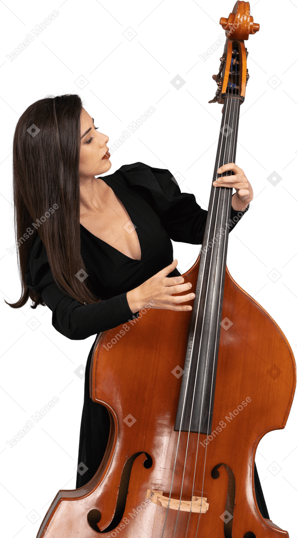 Primo piano di una giovane donna in abito nero che suona il suo contrabbasso
