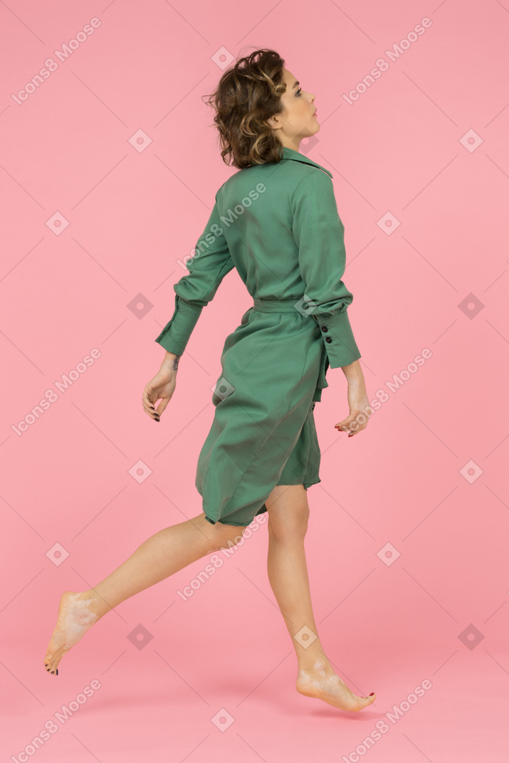 Mujer delgada corriendo suavemente hacia los lados