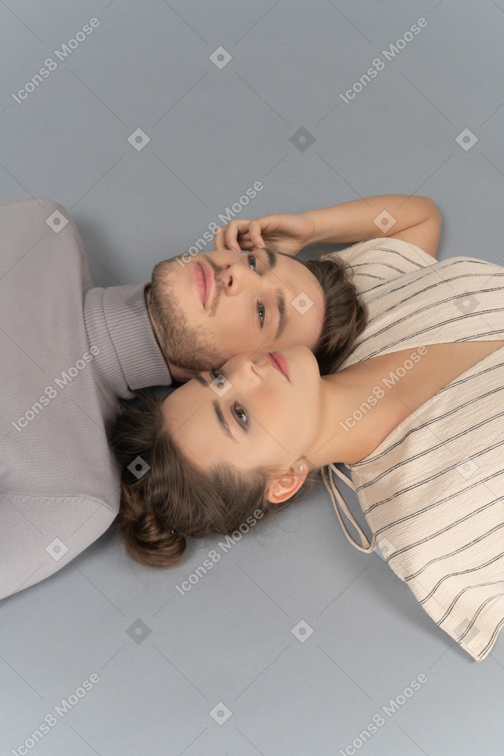 Close-up de um casal deitado lado a lado