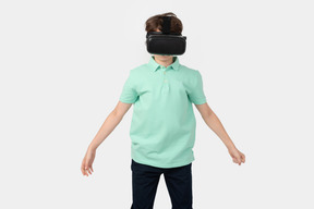 仮想現実のヘッドセットの少年