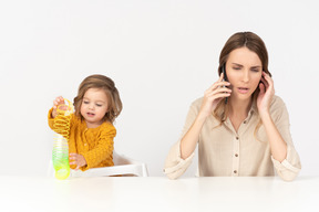 Je peux jouer seul pendant que ma mère est occupée