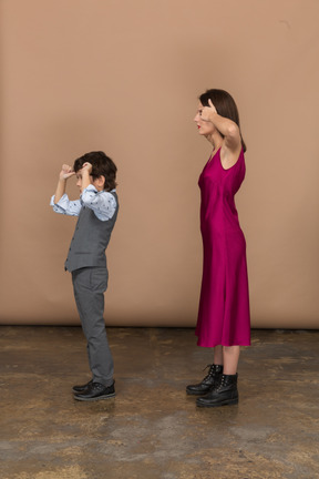 Niño y mujer abriendo los ojos