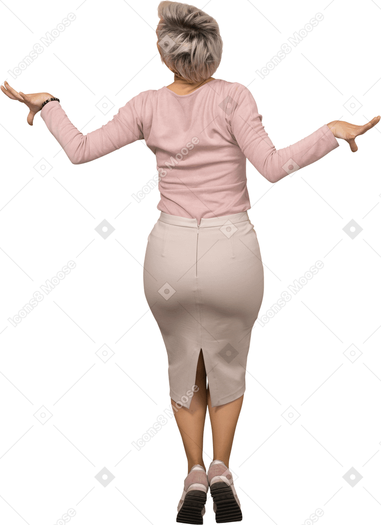 一个穿着休闲服的女人站在脚趾上，张开双臂的后视图