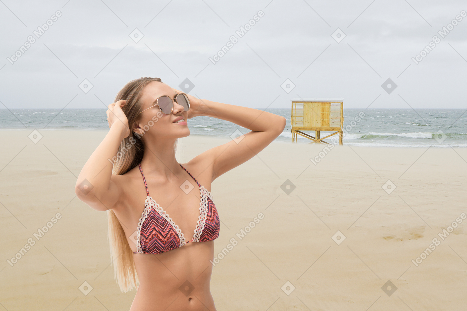 해변에 서있는 비키니 입은 여자
