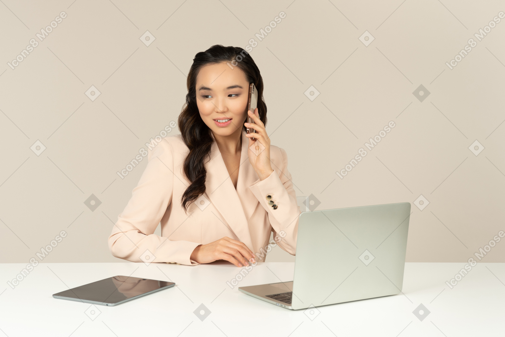 Asiatischer weiblicher büroangestellter, der am telefon spricht