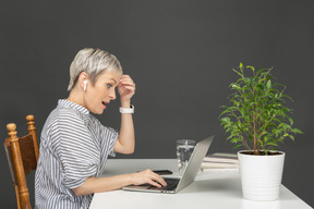 Femme travaillant avec un ordinateur portable