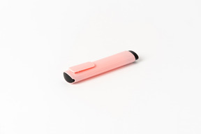 Stylo coloré rose sur fond blanc