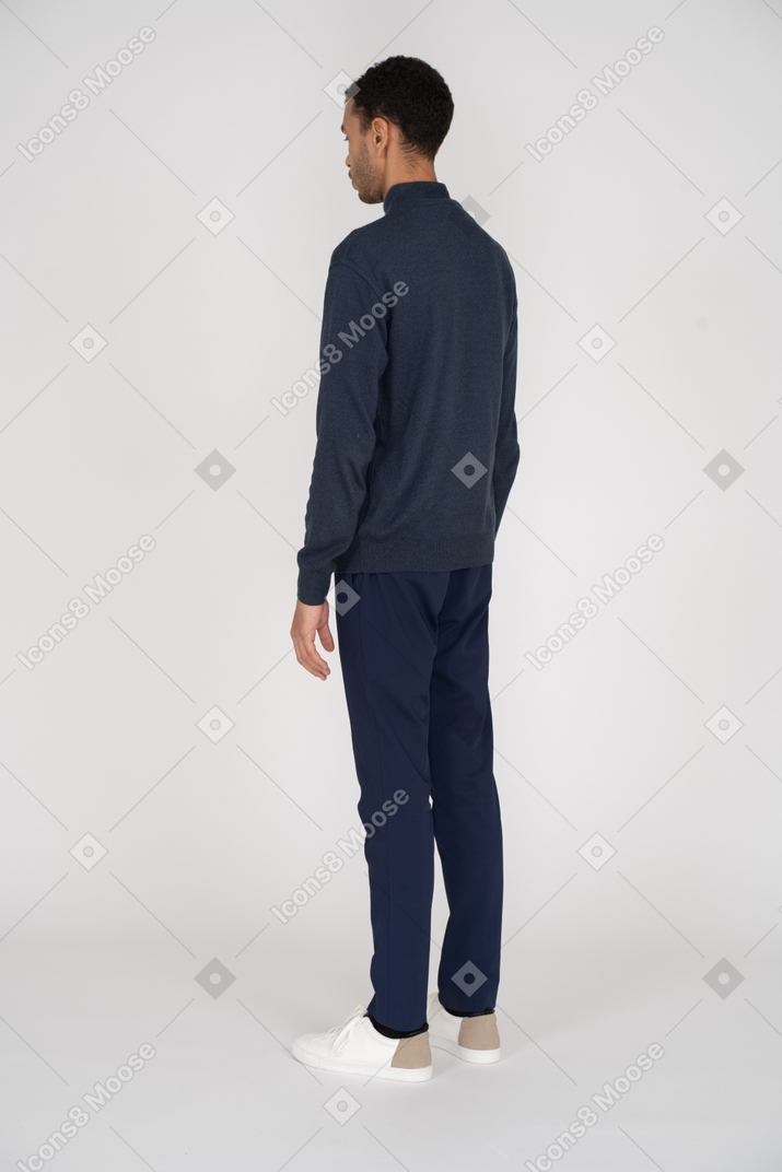 Vista traseira de um homem em roupas casuais em pé