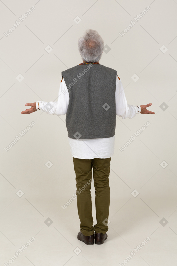 Mann in freizeitkleidung, der mit offenen armen steht