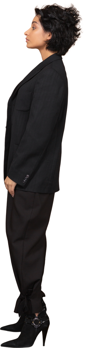 Vista lateral, de, un, mujer de negocios, vestido, en, traje negro