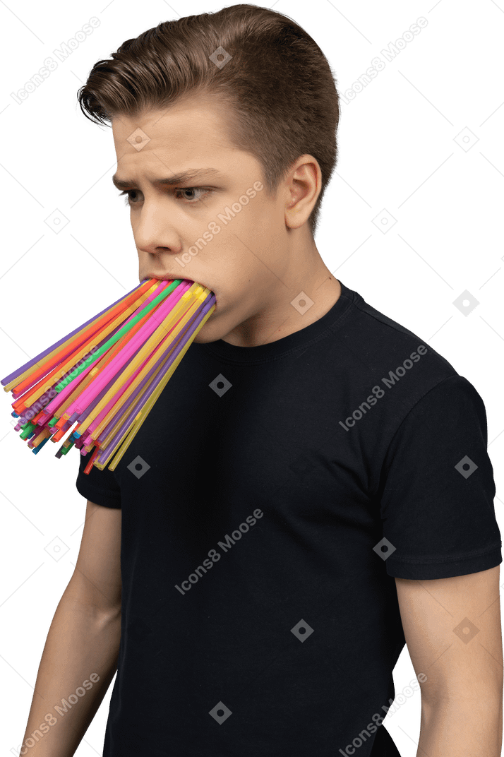 Retrato a três quartos de um homem com canudos de plástico na boca