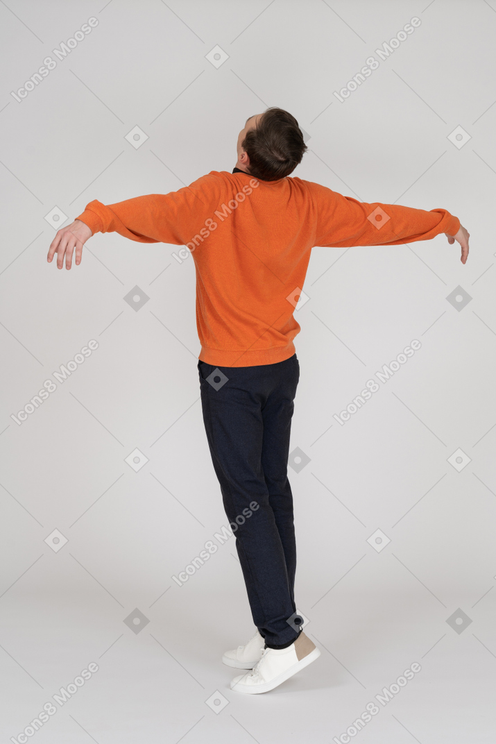 오렌지 셔츠 점프에서 젊은 남자