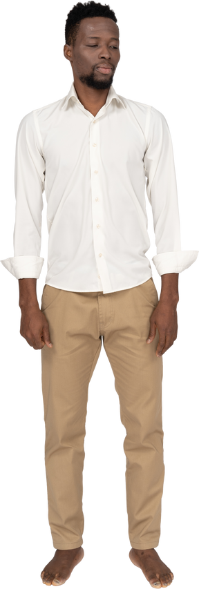 Mann im weißen hemd stehend