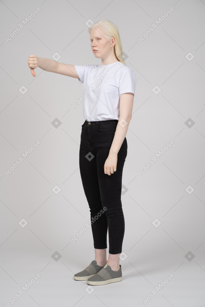 一个年轻女孩站立并竖起大拇指的四分之三视图