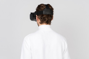 Rückansicht eines mannes im virtual-reality-headset