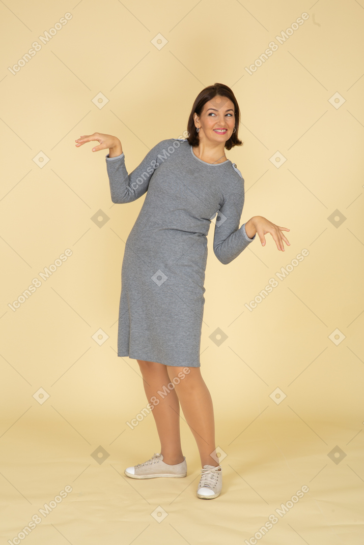 회색 드레스를 입은 행복한 여성의 전면 모습