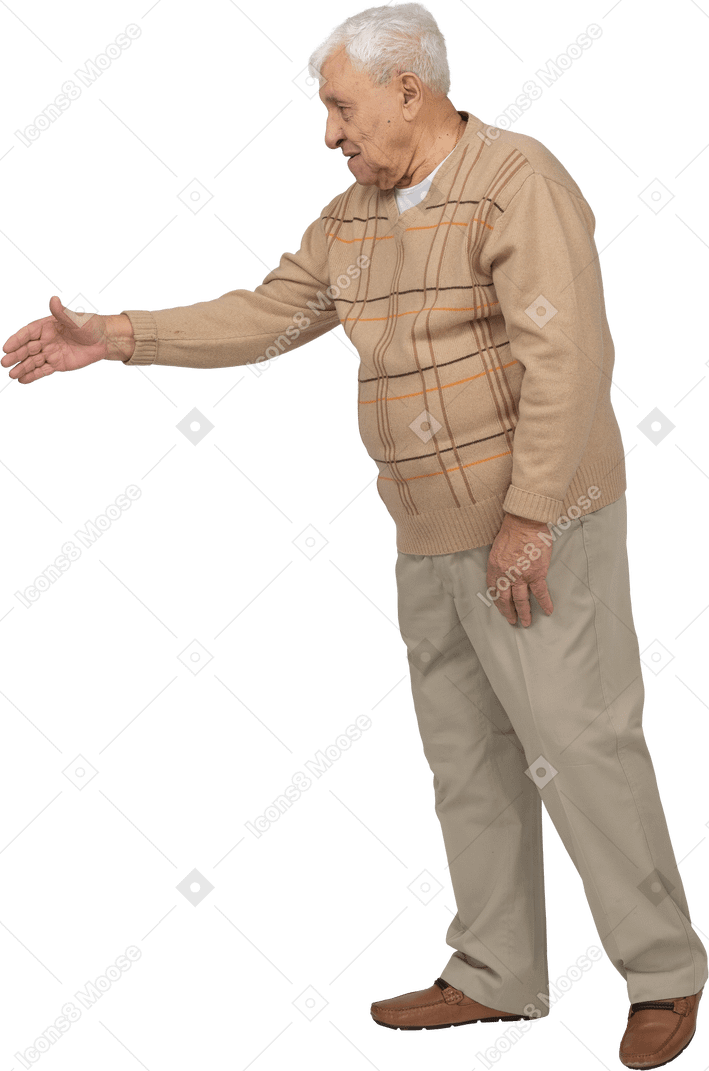 Seitenansicht eines alten mannes in freizeitkleidung, der eine hand zum schütteln gibt
