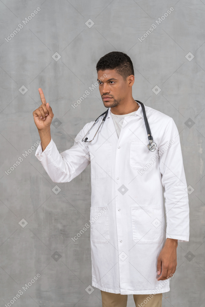 指を振って不承認の男性医師