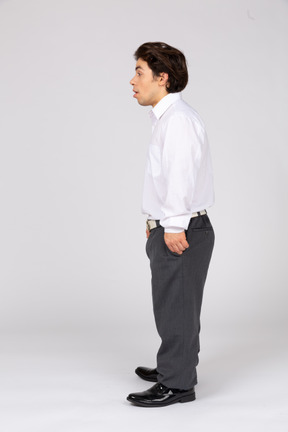 Vista lateral do homem com roupa formal