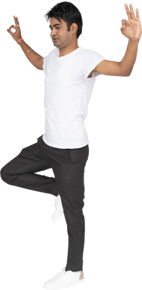 白色t恤，做瑜伽的男人