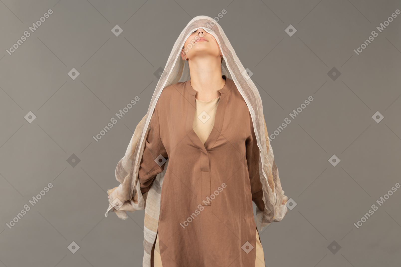 Donna che si copre gli occhi con una sciarpa