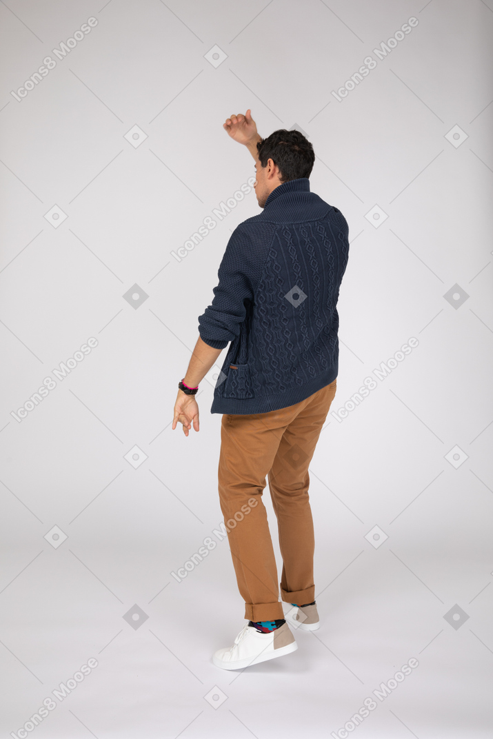 Uomo in abiti casual ballando