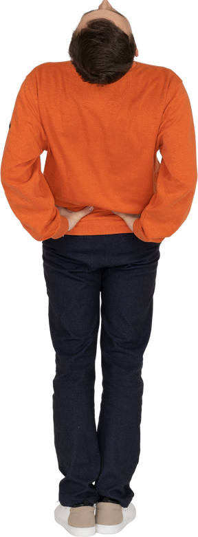 Jeune homme en sweat-shirt orange posant