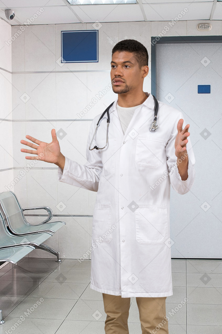 Médico do homem no corredor do hospital