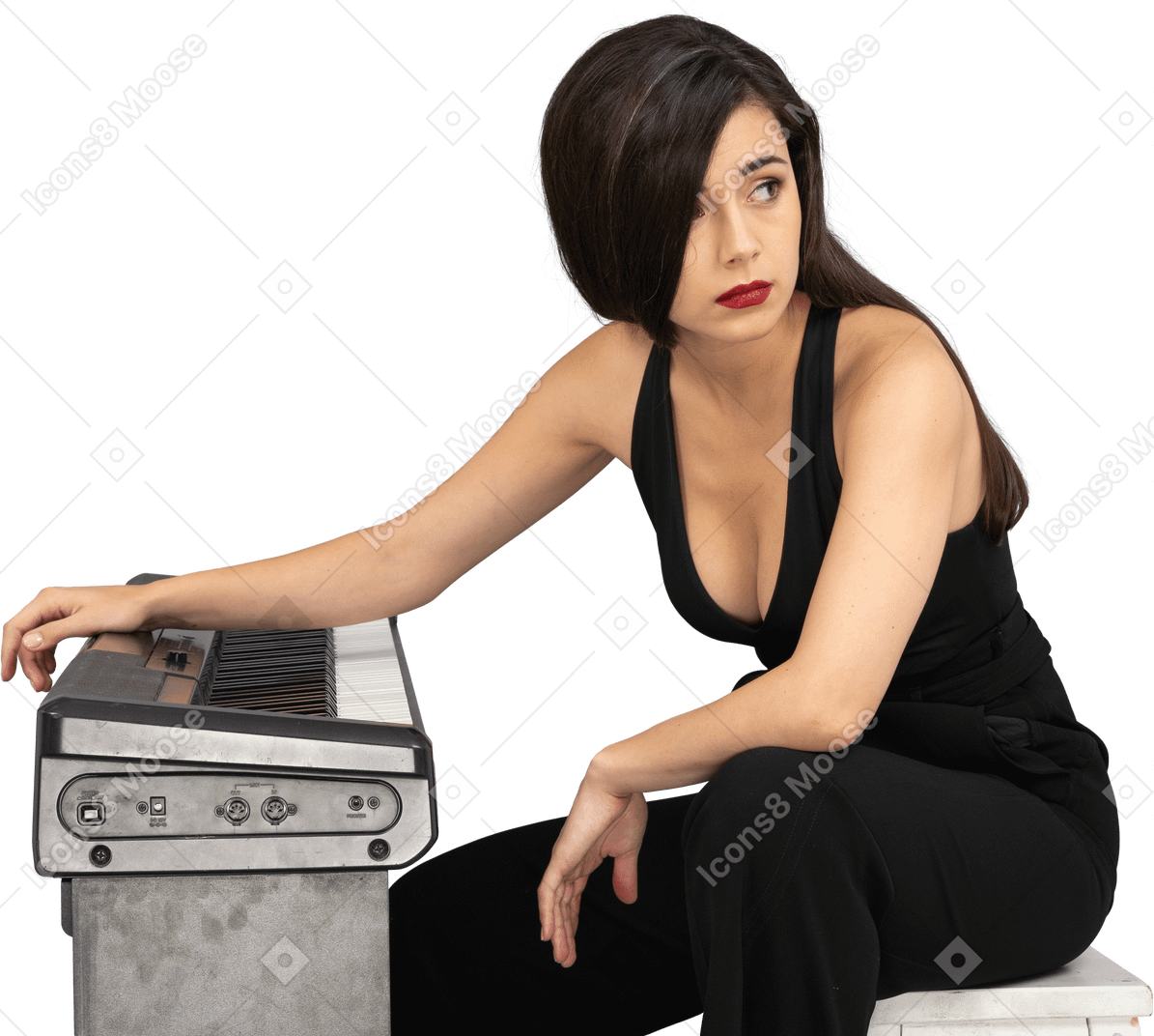 疲倦的年轻女性，坐在钢琴旁的侧视图